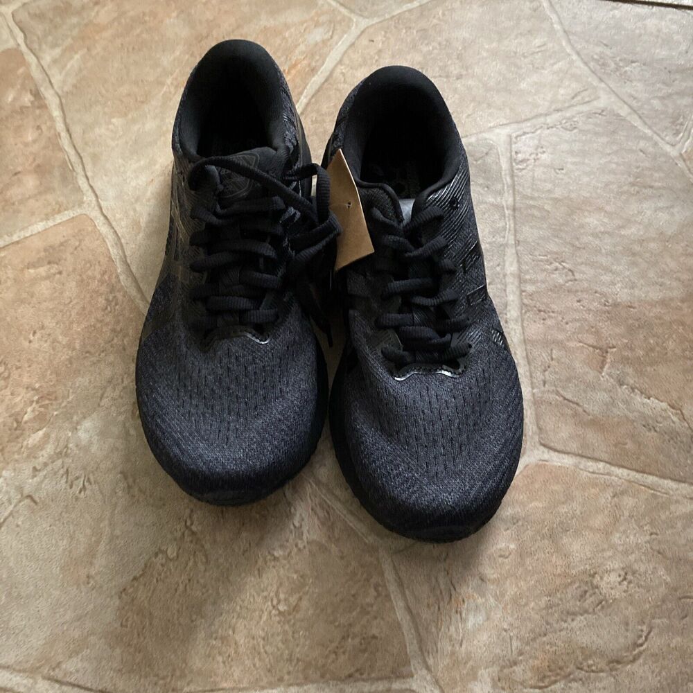 Womenโs Asics shoe size 6